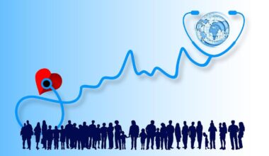 IMagen de un grupo de personas, un fonendo sobre un corazón y un globo terráqueo