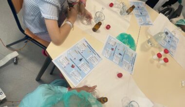 niños en el aula hospitalaria atendiando al taller de farmacia