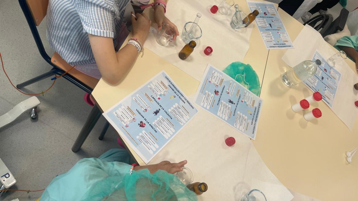 niños en el aula hospitalaria atendiando al taller de farmacia
