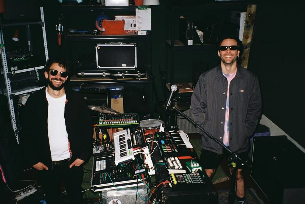 Javier Castellano (izquierda) y Jon Arias, miembros de Parfavar: un proyecto musical que describen como "nuevos románticos con sintetizadores"