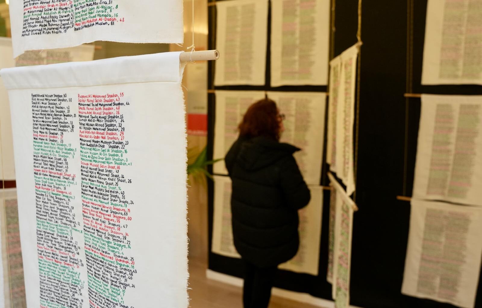 Una exposición de bordado palestino para honrar y reivindicar la memoria de las más de 50.000 víctimas de Gaza