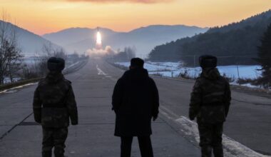 Kim Jong Un supervisa el lanzamiento de misiles hipersónicos