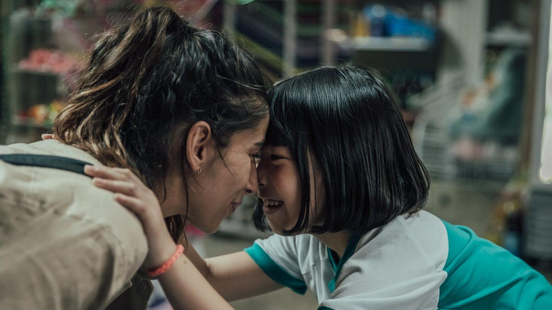 Dos niñas, un bazar y una identidad en disputa: así es 'Chinas'