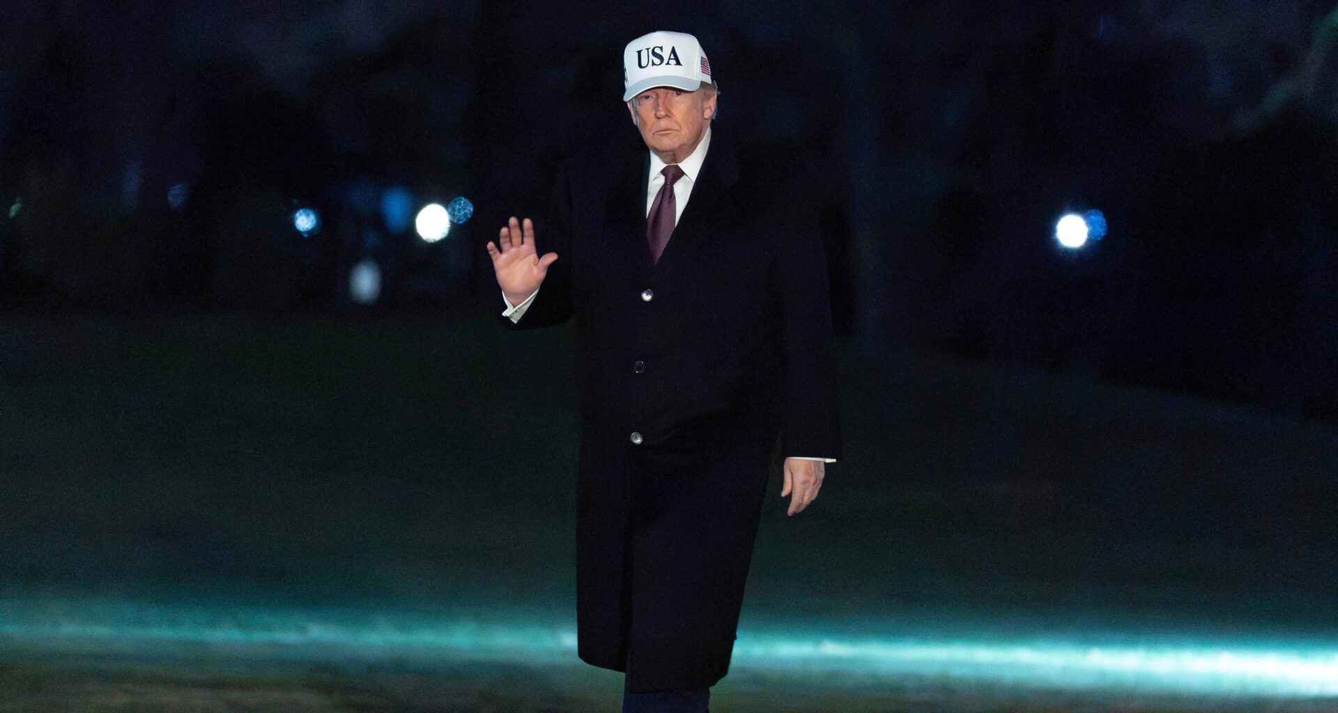 Trump asegura que el Ejército de EE.UU. está "analizando muy seriamente" intervenir en Irán