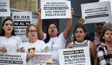 Albares anuncia la liberación de otros tres presos