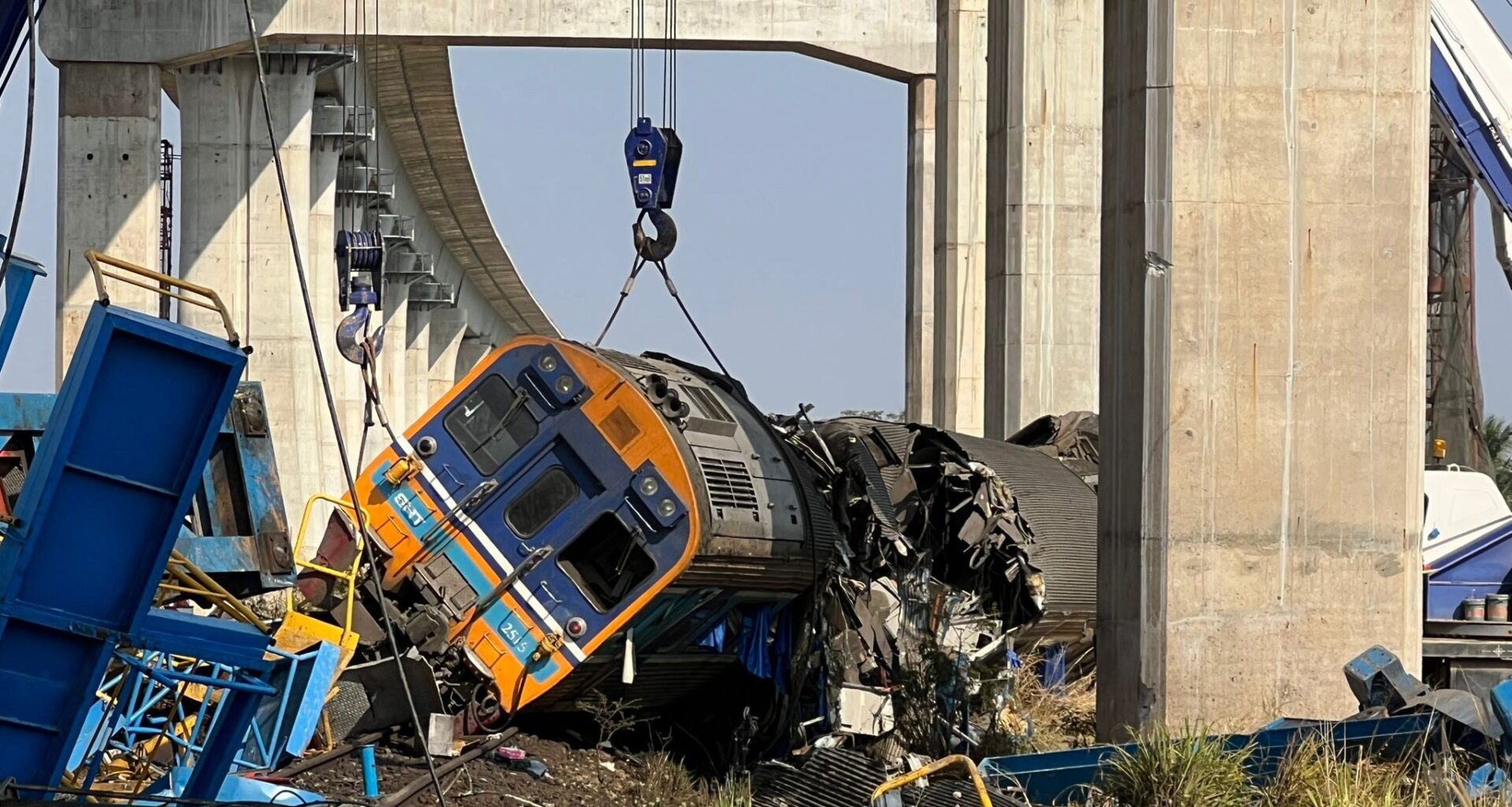 25 muertos al caer una grúa sobre un tren
