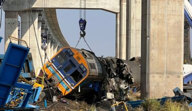 25 muertos al caer una grúa sobre un tren