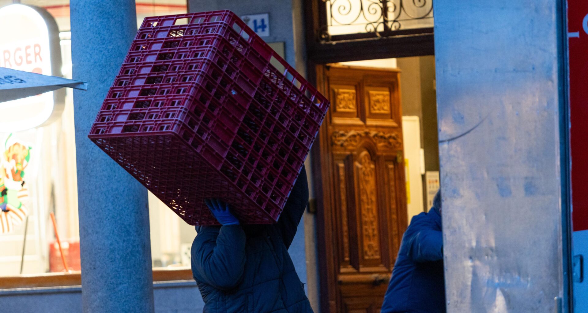 España suma 204.659 trabajadores extranjeros en 2025: los venezolanos son el colectivo que más crece - RTVE.es