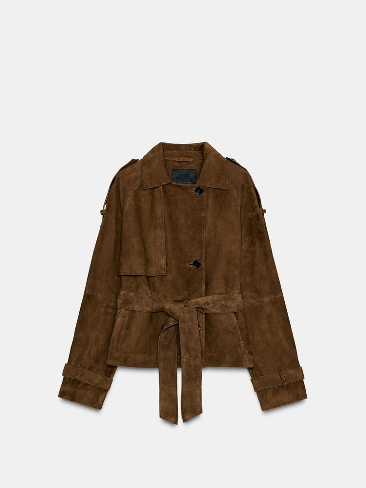 Cazadora de ante marrón oscuro. Tiene cuello de solapa y manga larga ajustable con trabillas y botón. Bolsillos en delantero y cinturón en mismo tejido.