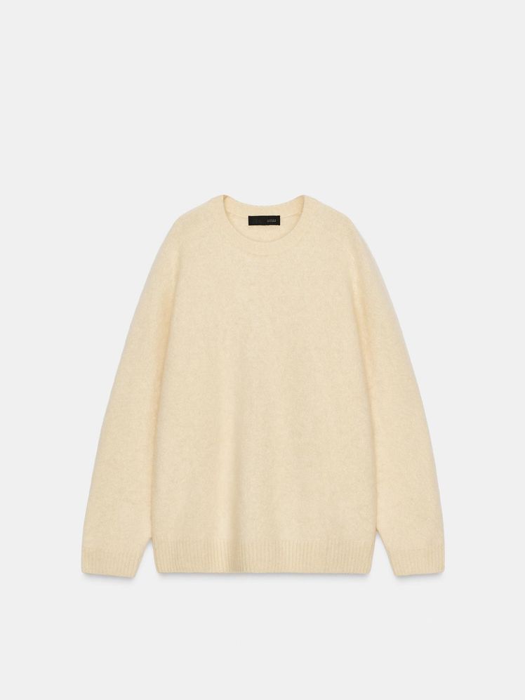 Jersey de lana y cashmere amarillo mantequilla. De cuello redondo y manga larga, con tejido de efecto cepillado y acabados en rib.