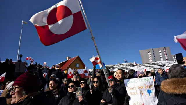 Un grupo de groenlandeses durante una protesta en contra de las declaraciones de Donald Trump.