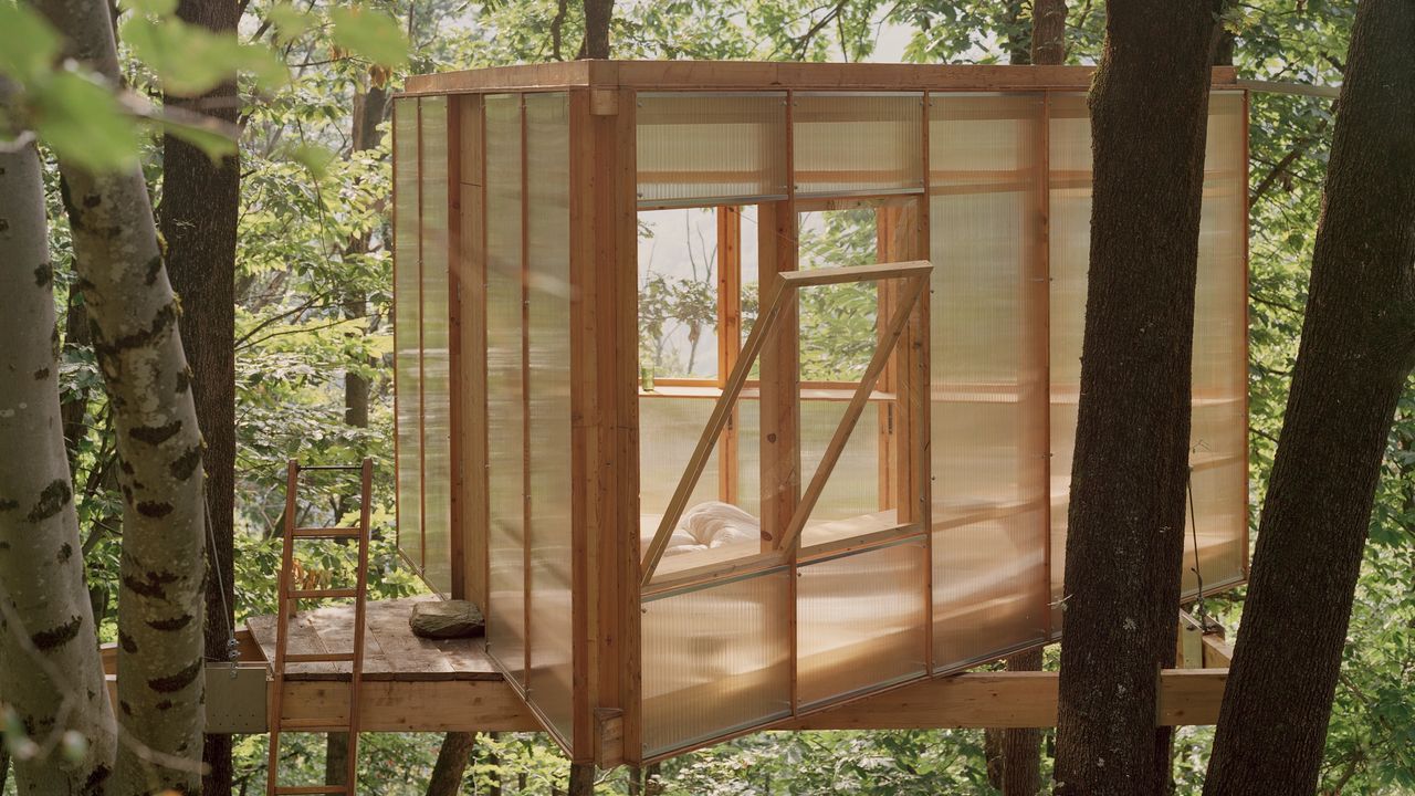 Esta casa minimalista sobre los árboles es un fabuloso manifiesto de sostenibilidad y arquitectura reducida a la mínima expresión