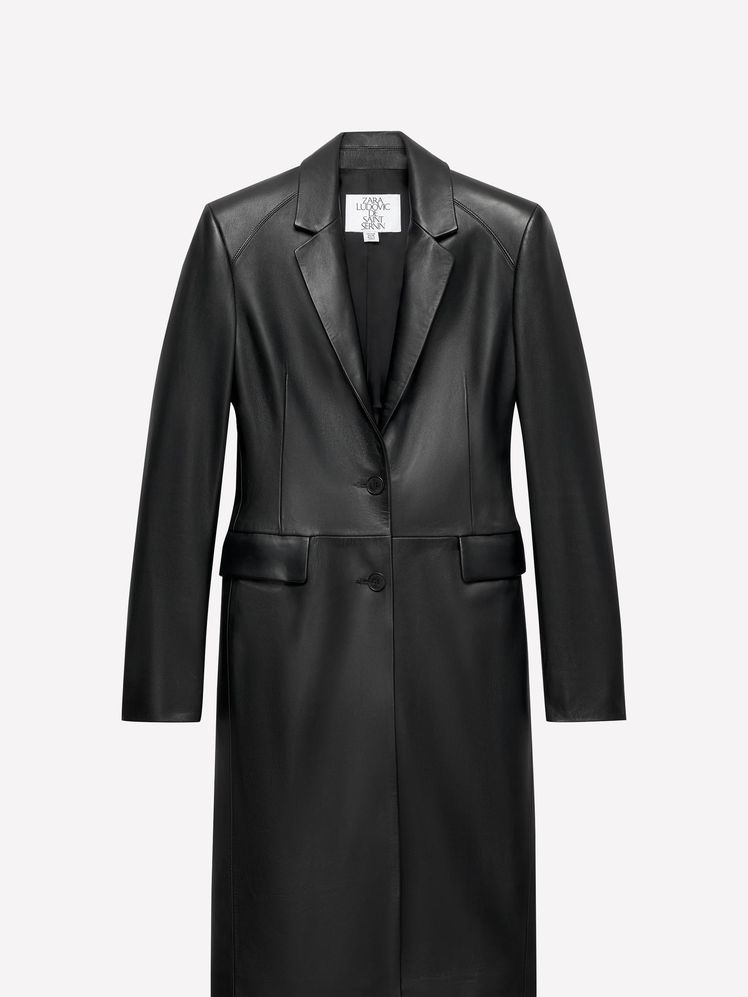 Abrigo entallado de piel negra. Tiene cuello de solapa de muescas y manga larga acabada en abertura. incorpora bolsillos con solapa en delantero.