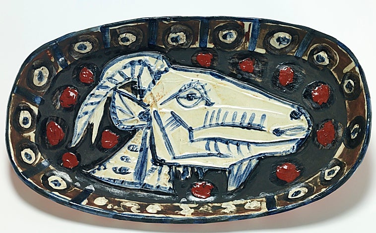 Imagen principal - En las imágenes, de arriba abajo, Plato decorado con una cabeza de cabra’, de Picasso; y dos piezas de Barceló: 'Sin título', cerámica de 2021, y ‘Ganivetades’ (2009)