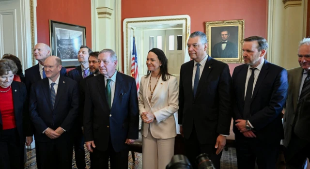 María Corina Machado y un grupo de senadores posan para una foto en el Capitolio