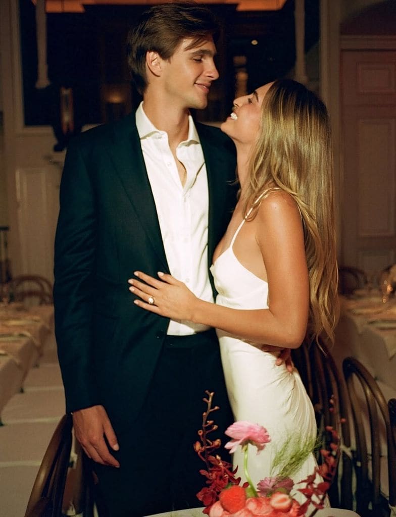 La joven pareja no puede estar más enamorada.