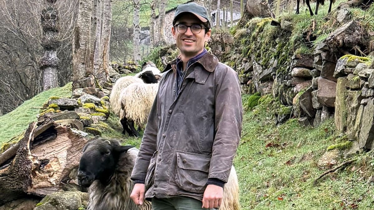 Pepe Gómez-Acebo Botín nos descubre su nuevo proyecto en Cantabria, rodeado de ovejas y gallinas autóctonas, y nos cuenta cuál ha sido su mayor reto