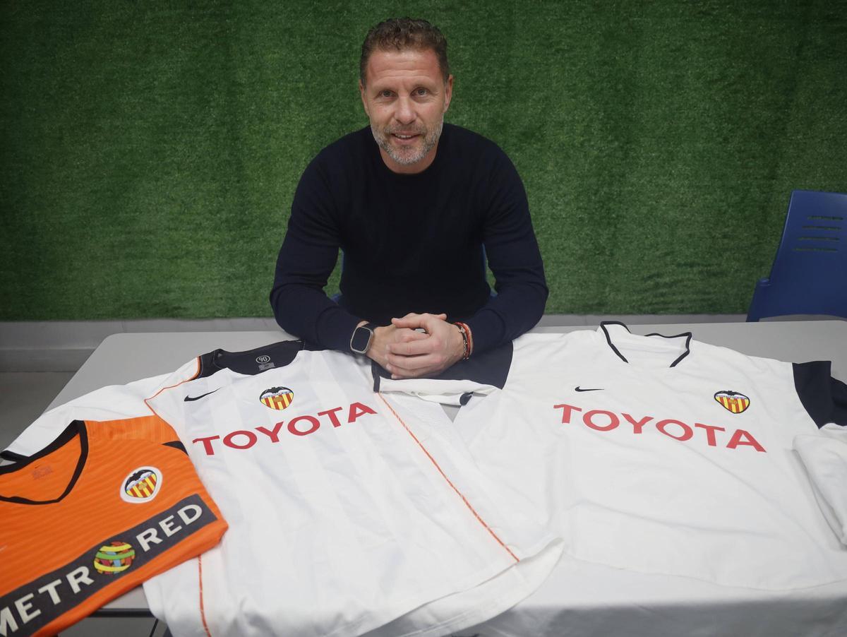 Curro Torres en las instalaciones de Superdeporte en una entrevista con camisetas míticas