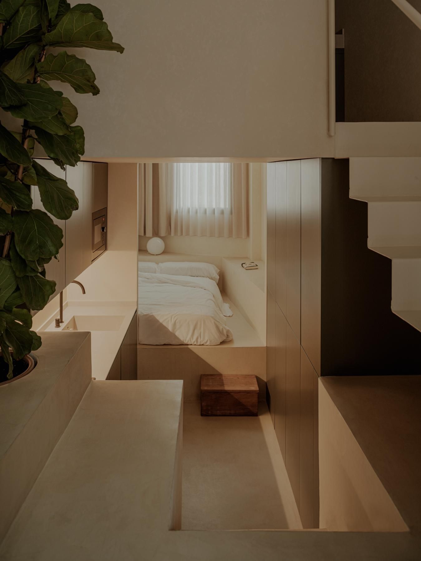 Habitación minimalista con sbanas blancas