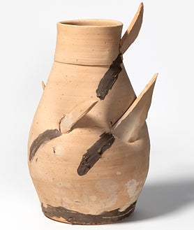 Imagen secundaria 2 - En las imágenes, de arriba abajo, Plato decorado con una cabeza de cabra’, de Picasso; y dos piezas de Barceló: 'Sin título', cerámica de 2021, y ‘Ganivetades’ (2009)