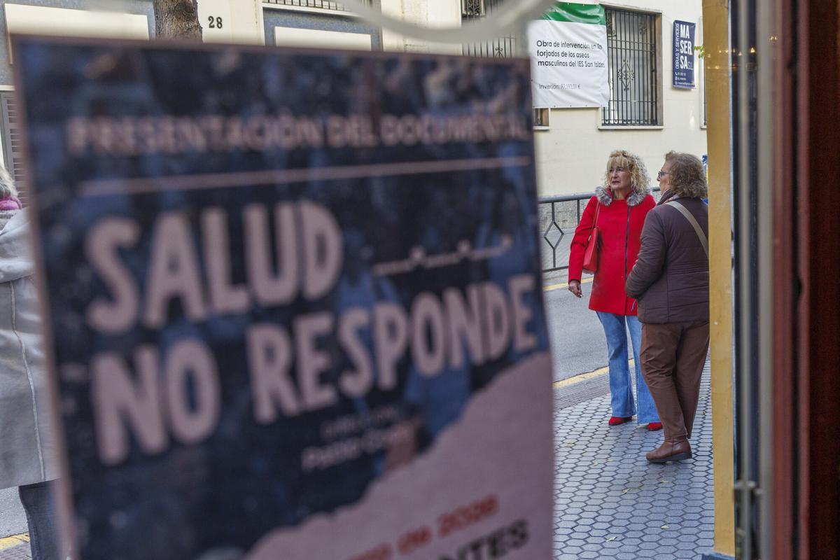 GRAFAND2662. SEVILLA, 11/01/2026.- La presidenta de la Asociación AMAMA de afectadas por los cribados de cáncer de mama, Ángela Claverol (2d), poco antes del estreno hoy domingo en el cine Cervantes de Sevilla del documental "Salud no responde", en el que pacientes, profesionales sanitarios y activistas dan su testimonio sobre el "deterioro" de los servicios sanitarios públicos en Andalucía en "impulsado por la Marea Blanca de la comunidad, rodado gracias a una microfinanciación colectiva. EFE /Julio Muñoz