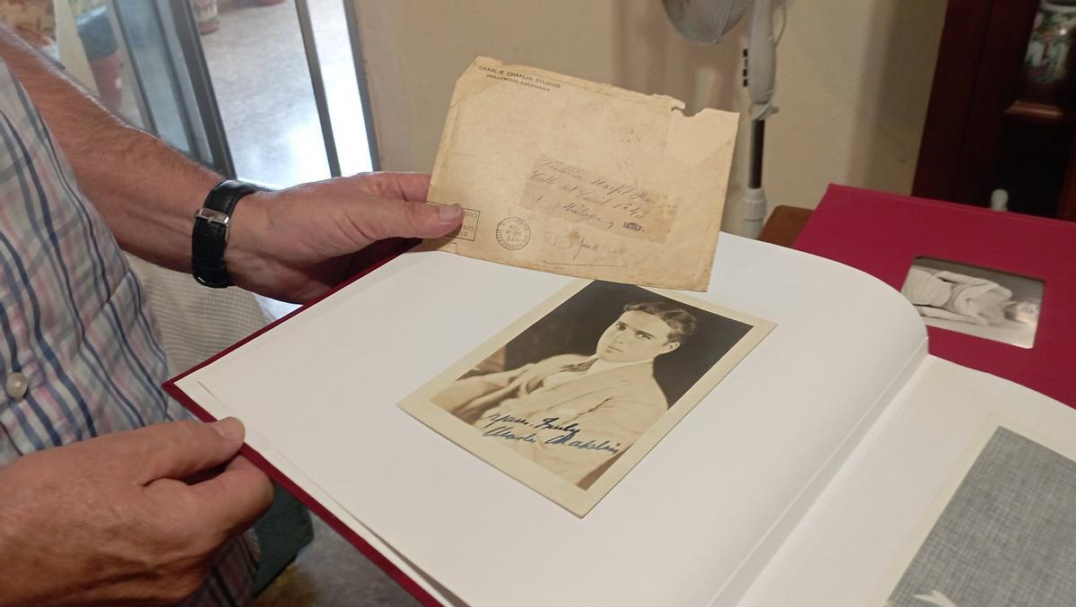 Una de las piezas más valiosas de la colección de Andrés Hidalgo: un foto dedicada de Charles Chaplin, herencia familiar.
