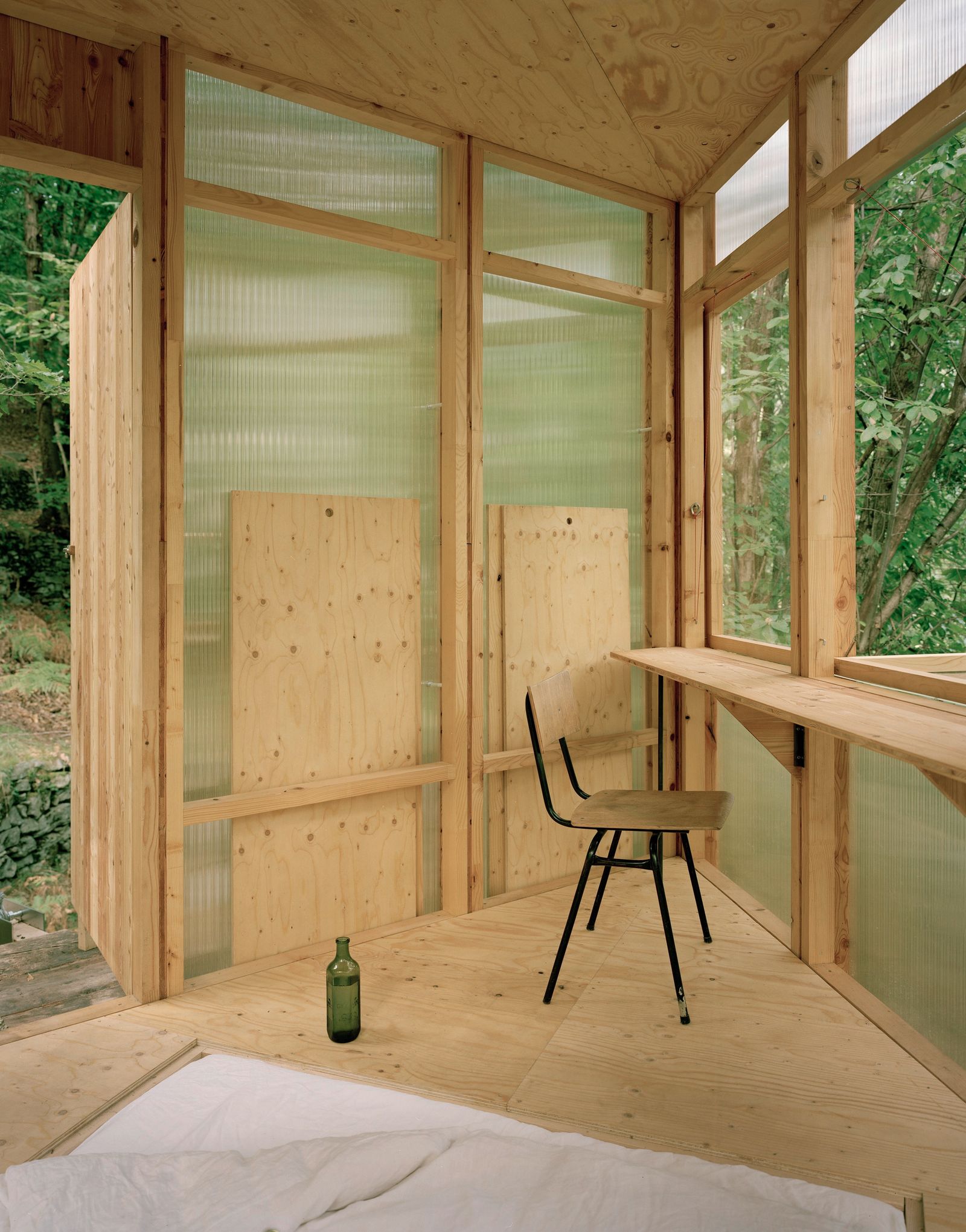 Interior de casa en el rbol de madera