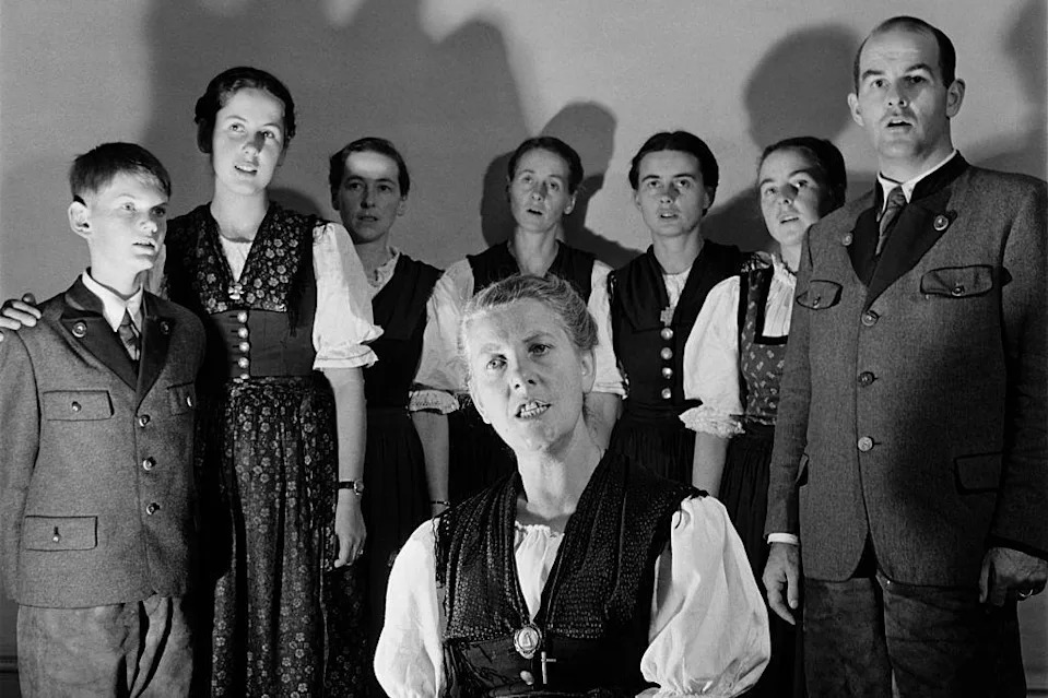 La familia von Trapp, en el centro se ve a María rodeada de sus hijos y su marido.