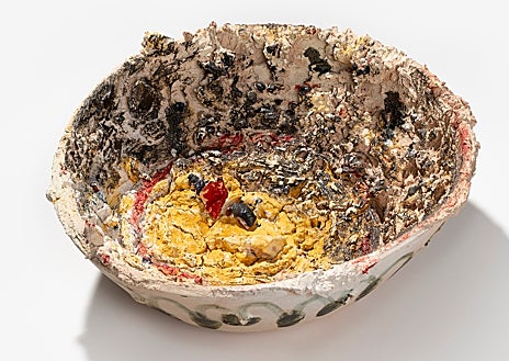 Imagen secundaria 1 - En las imágenes, de arriba abajo, Plato decorado con una cabeza de cabra’, de Picasso; y dos piezas de Barceló: 'Sin título', cerámica de 2021, y ‘Ganivetades’ (2009)