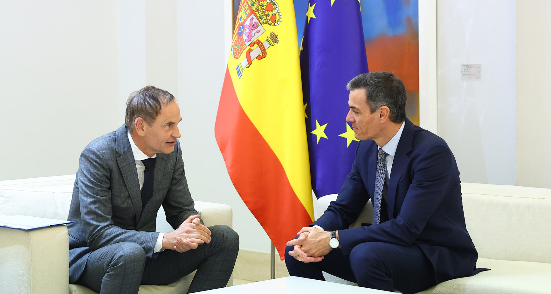 Pedro Sánchez aborda con el CEO del Grupo Volkswagen el apoyo del Gobierno al vehículo eléctrico y los retos del sector de la automoción