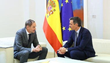 Pedro Sánchez aborda con el CEO del Grupo Volkswagen el apoyo del Gobierno al vehículo eléctrico y los retos del sector de la automoción