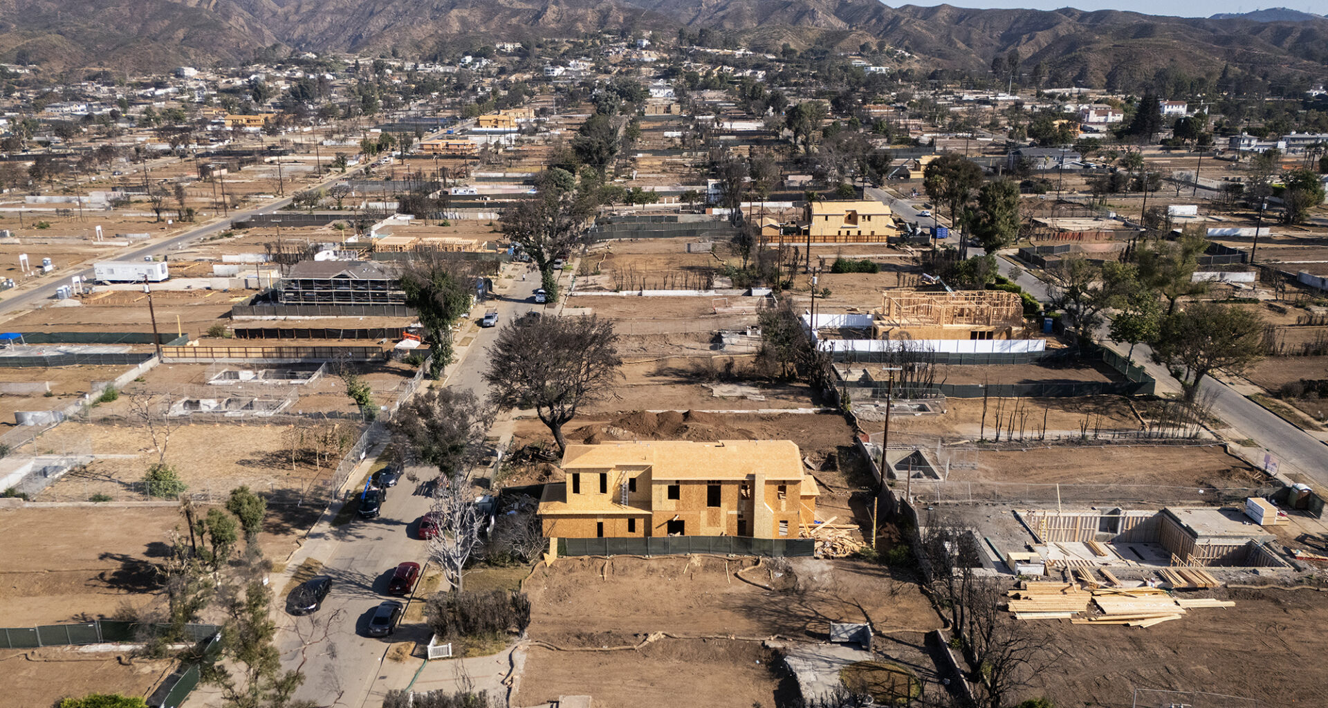 LA hizo cambios para ayudar a reconstruir tras incendios de Palisades, EatonTras incendios devastadores, Los Ángeles facilitó una parte de la reconstrucción. Hay mucho más por hacer.