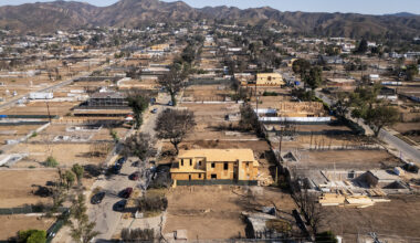 LA hizo cambios para ayudar a reconstruir tras incendios de Palisades, EatonTras incendios devastadores, Los Ángeles facilitó una parte de la reconstrucción. Hay mucho más por hacer.