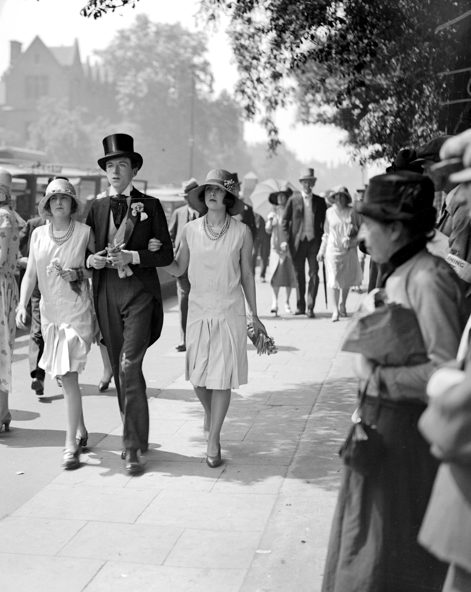 Cecil Beaton pasea junto a sus hermanas Baba y Nancy