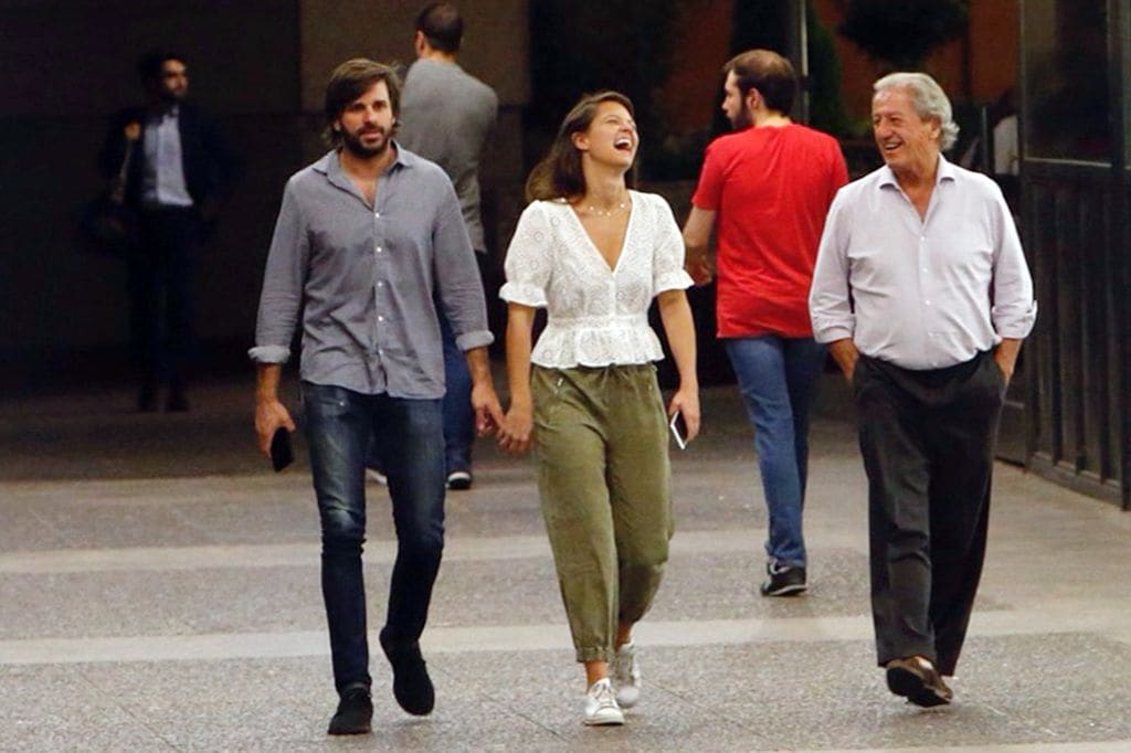 Philippe Junot con su hija Isabelle y Álvaro Falcó por las calles de Madrid en 2018