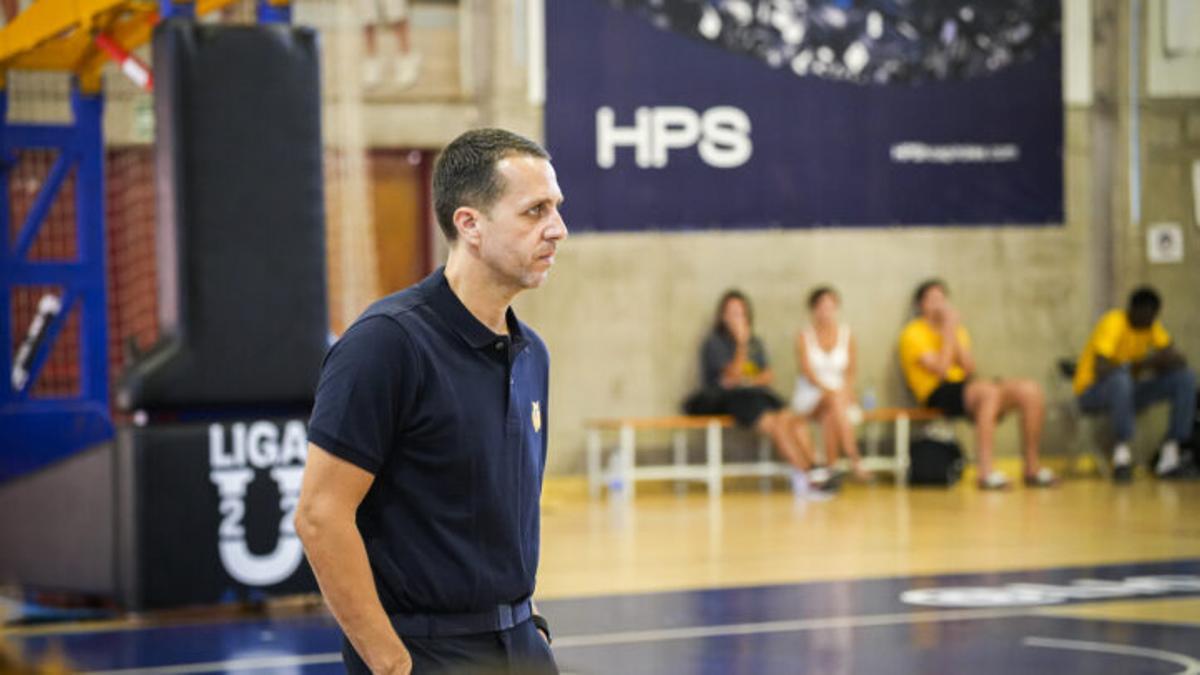 Pablo Melo dirigiendo un partido del filial del Granca.