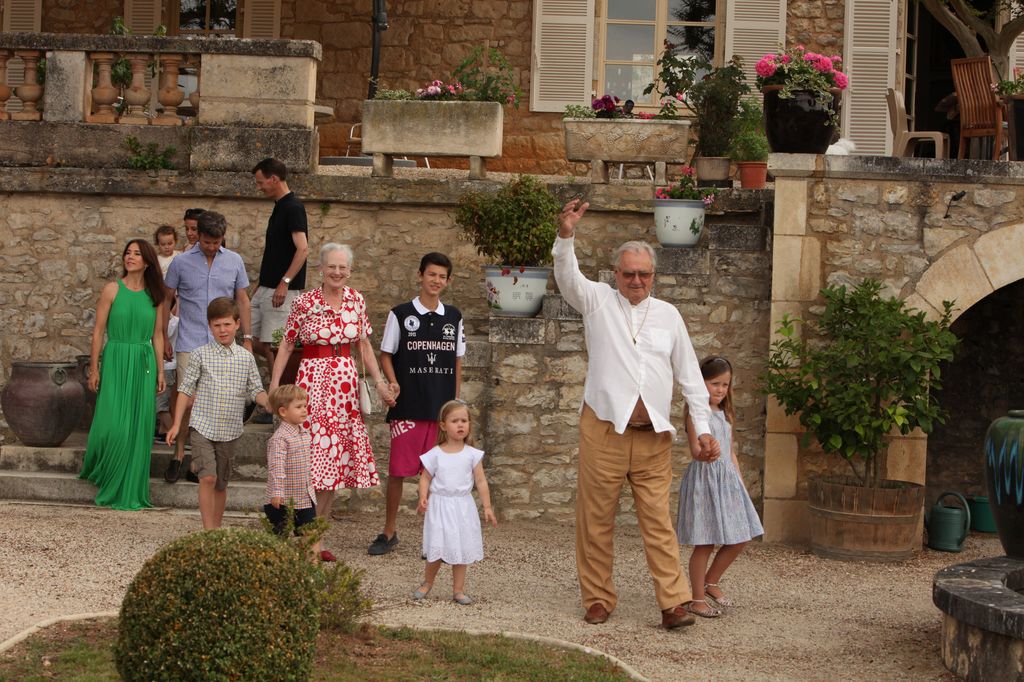 El príncipe Henirk en su castillo francés junto a toda la Familia Real danesa en 2014