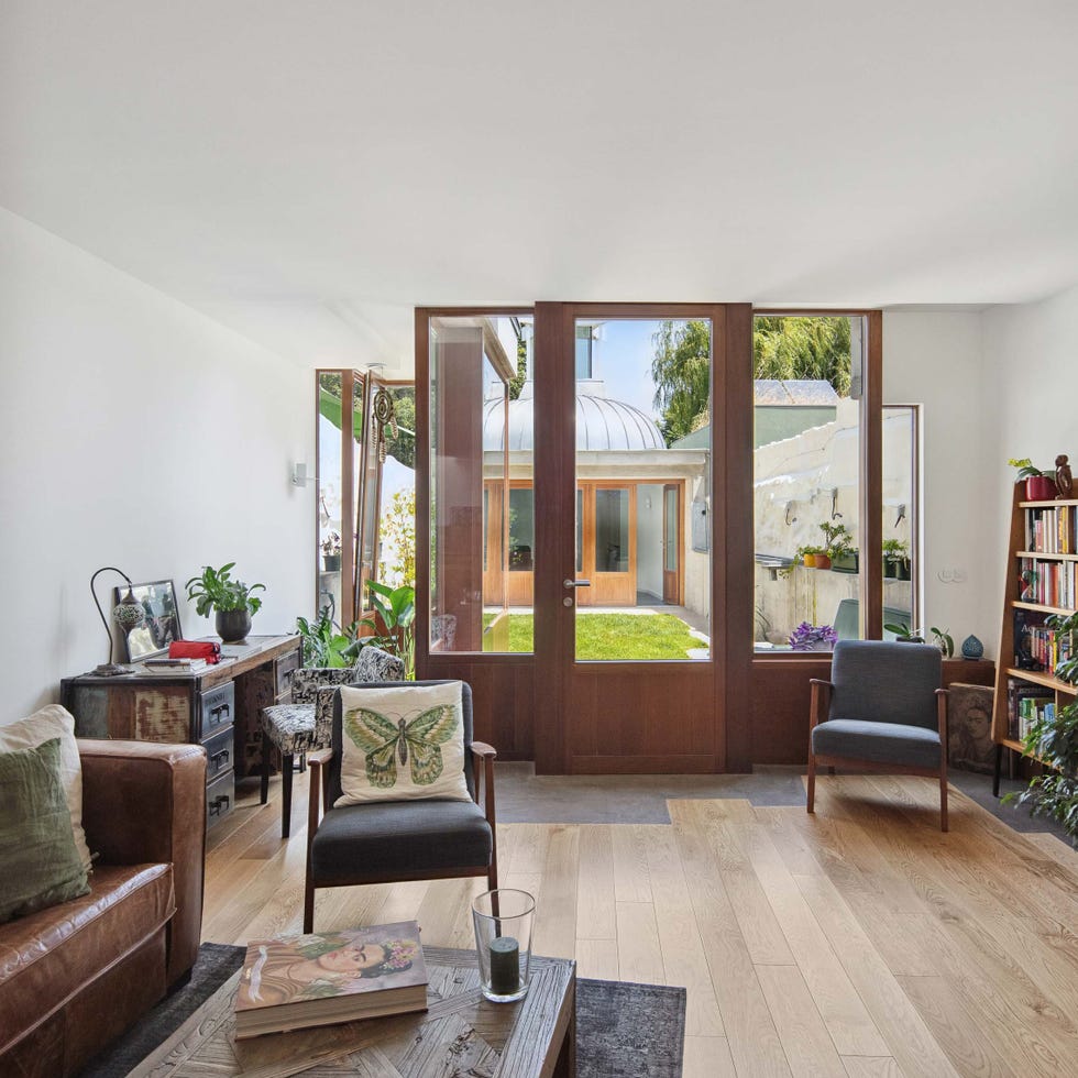 solar estrecho alargado casa dos volumenes patio interior anexo con cúpula