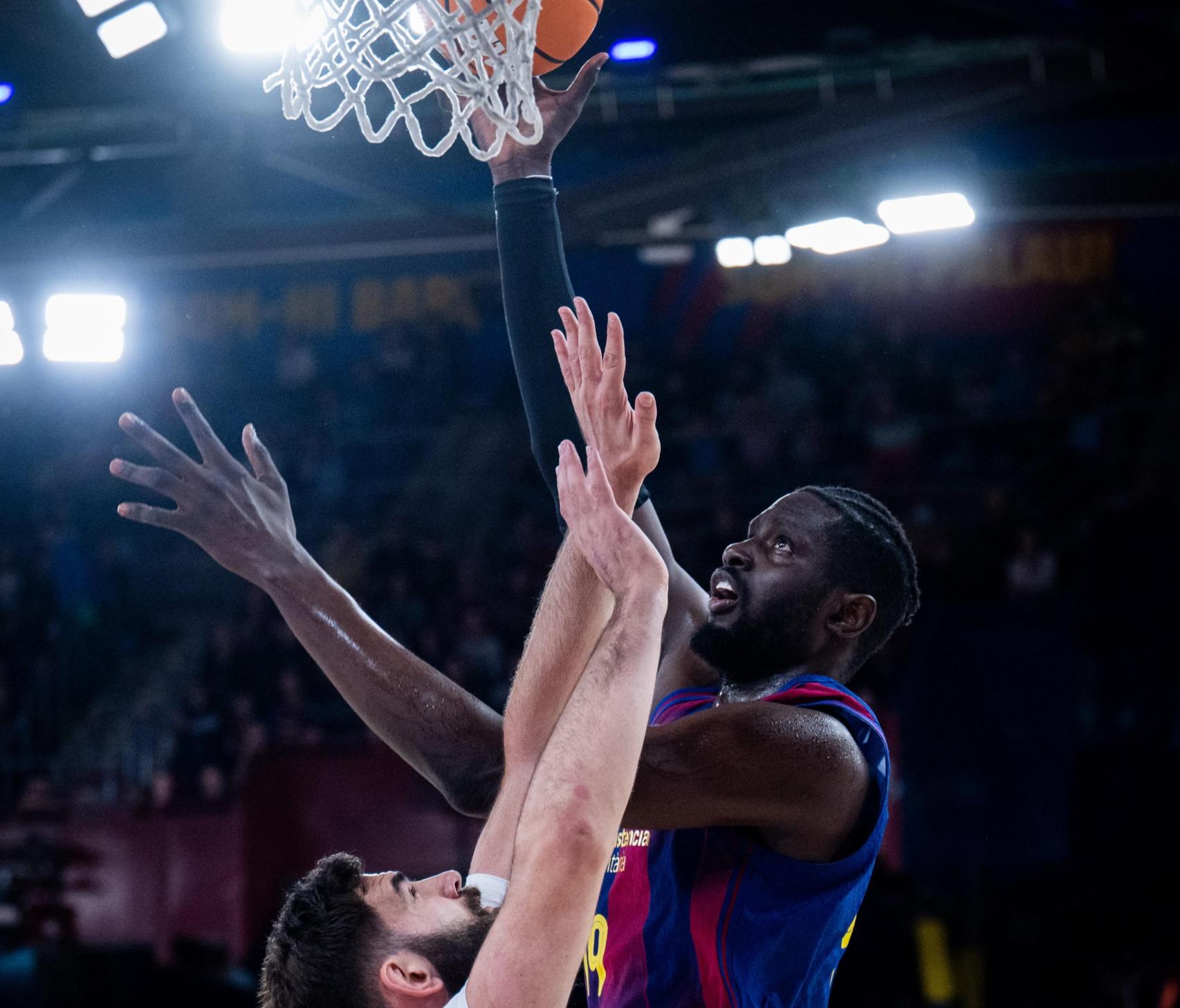 Youssoupha Fall mete una bandeja en el Barça de basket-Casademont Zaragoza