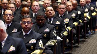 Militares reunidos para escuchar lo que el presidente Trump tiene que decirles.