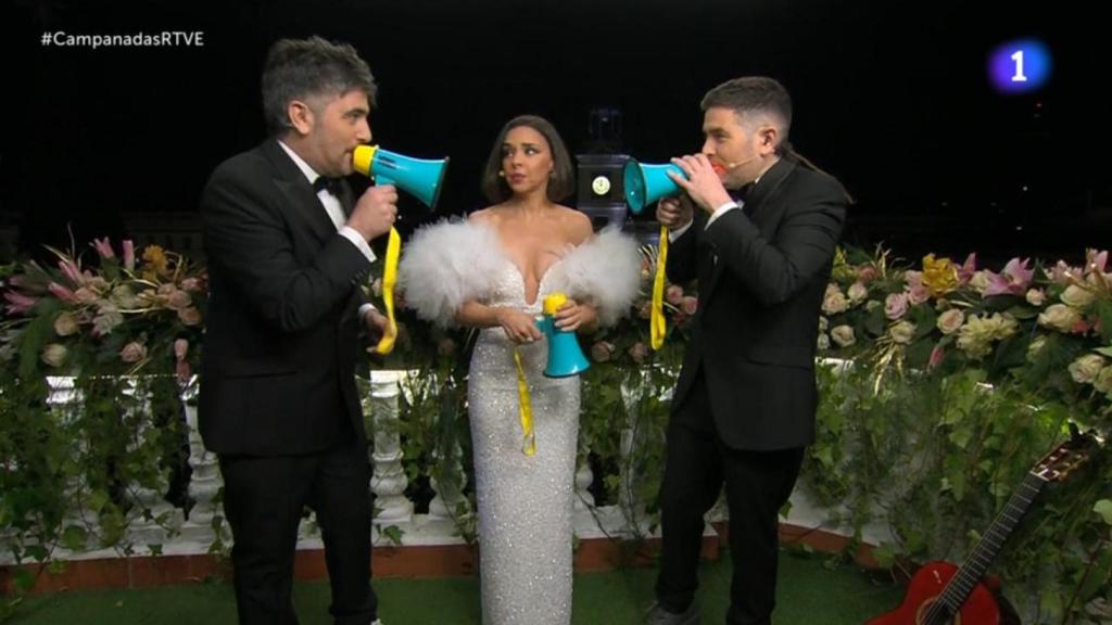 Chenoa y Estopa con megáfonos en las Campanadas de RTVE.