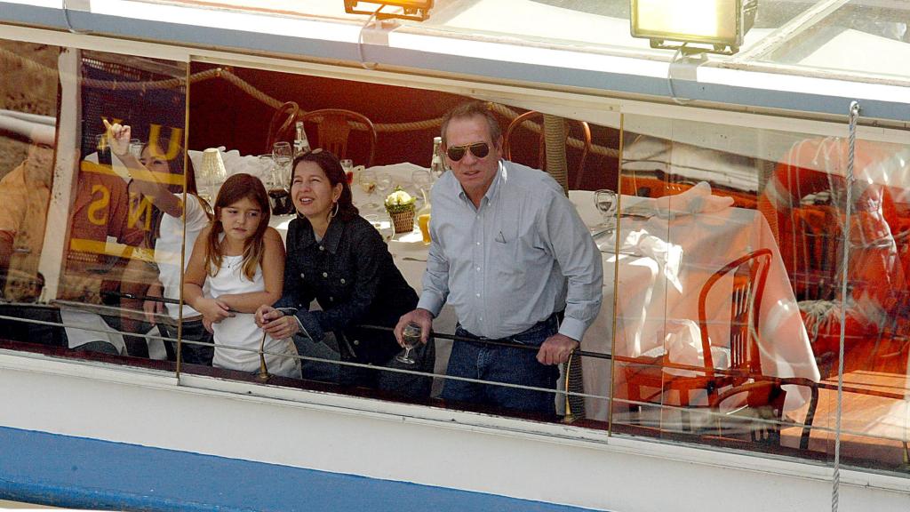 El actor Tommy Lee Jones, con su mujer, Dawn Jones, y su hija, en París, en 2001.