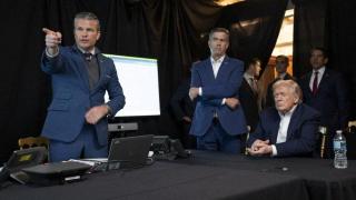 De izquierda a derecha, el secretario de Defensa de EEUU, Pete Hegseth; el director de la CIA, John Ratcliffe, y el presidente de EEUU, Donald Trump, observan la operación militar estadounidense en Venezuela desde el resort Mar a Lago de Trump, en Palm Beach (Florida).