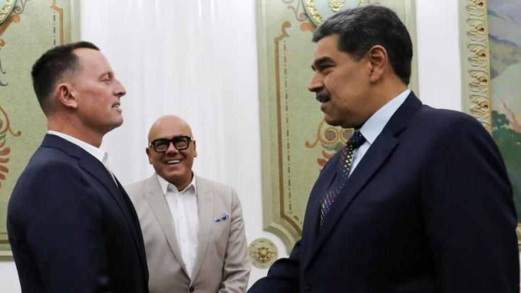 El enviado especial de la Casa Blanca, Richard Grenell, junto a Nicolás Maduro y bajo la mirada de Jorge Rodríguez, en el palacio de Miraflores en enero de 2025.