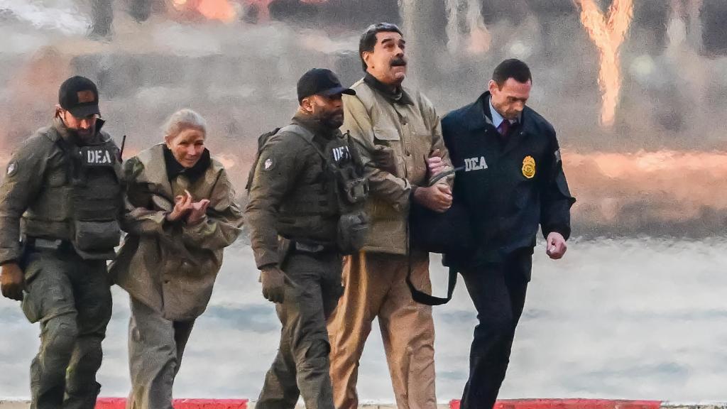 El presidente de Venezuela, Nicolás Maduro, y su esposa, Cilia Flores, escoltados por agentes de la DEA hasta un tribunal de Nueva York tras su captura el 3 de enero.