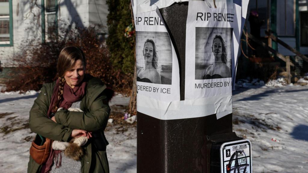 Una mujer reacciona ante un monumento improvisado en la escena del asesinato de Renee Nicole Good en Minneapolis.