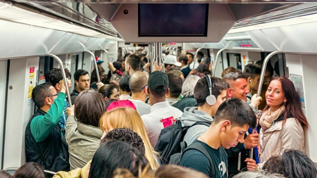 Imagen de archivo de un vagón de metro abarrotado.
