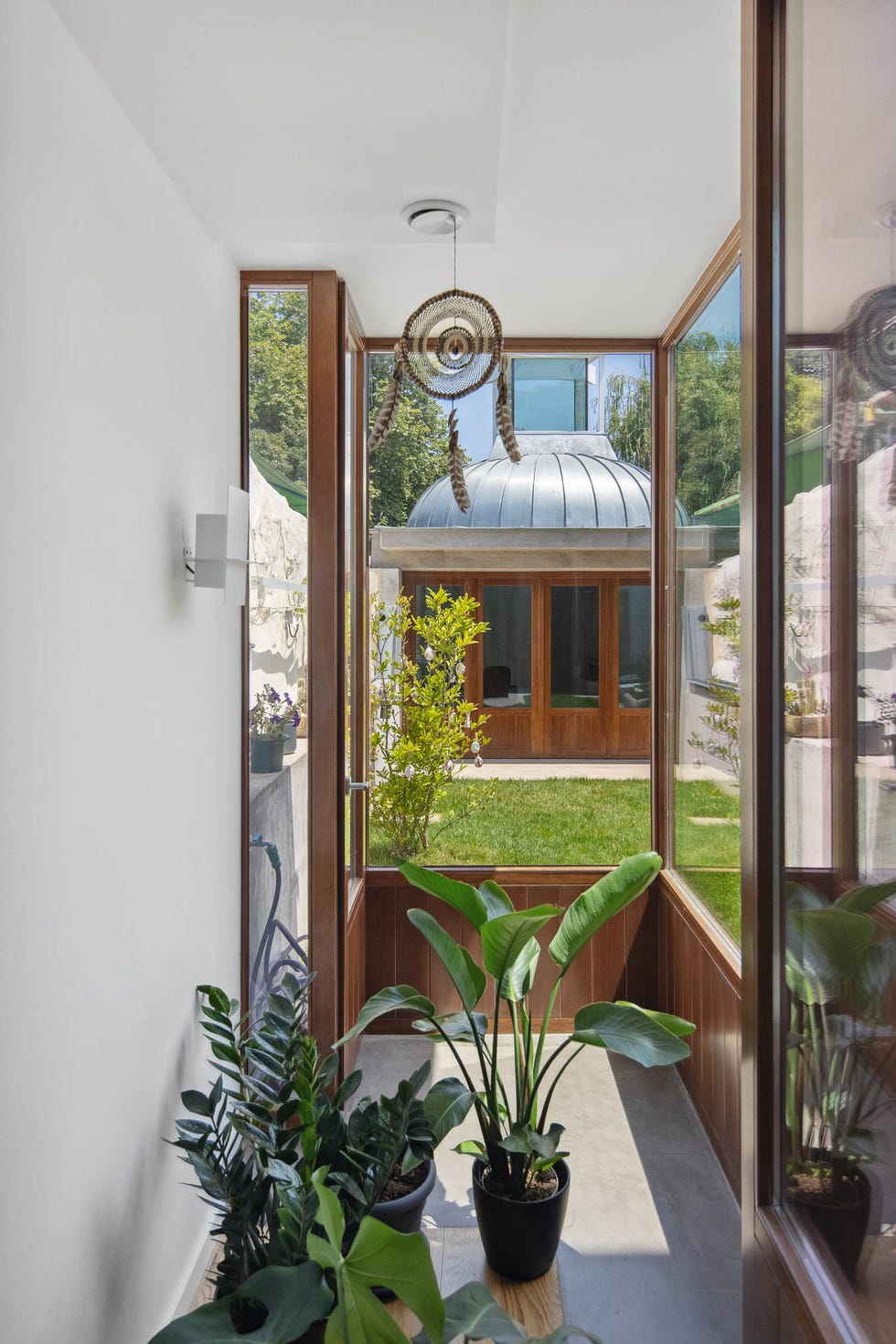 solar estrecho alargado casa dos volumenes patio interior anexo con cúpula