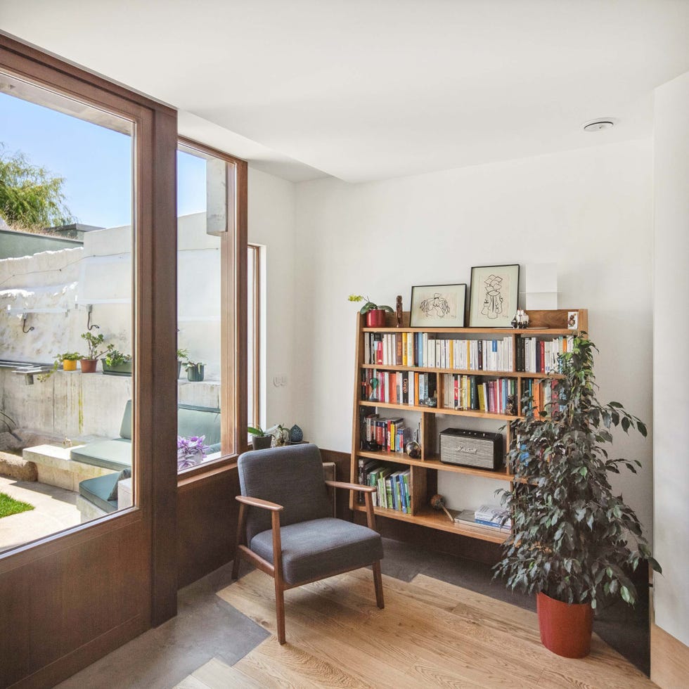 solar estrecho alargado casa dos volumenes patio interior anexo con cúpula
