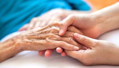 agresiones, apatía y problemas de sueño complican la atención a la demencia en los hospitales